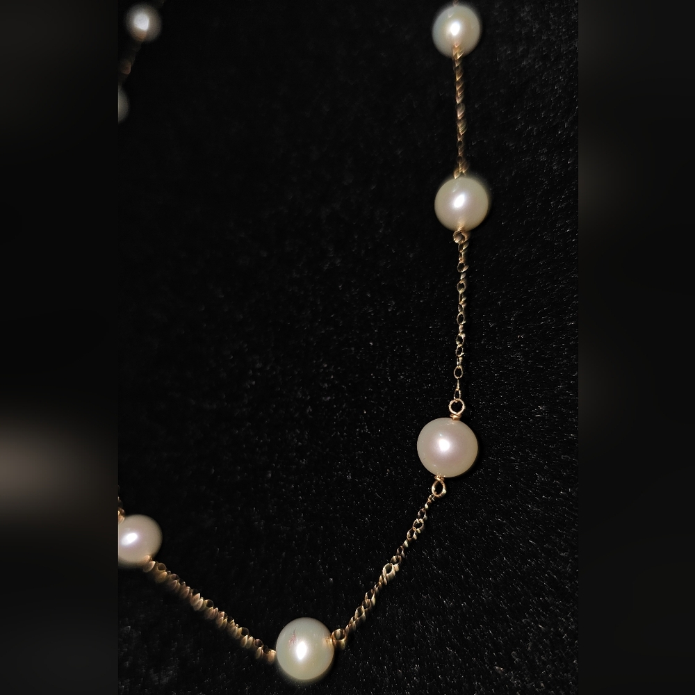 Elegant Gold and Pearl Necklace